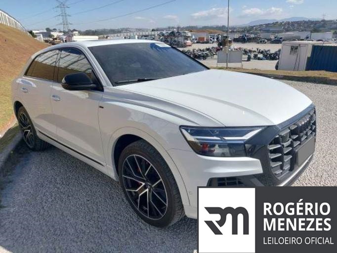 AUDI Q8 2020